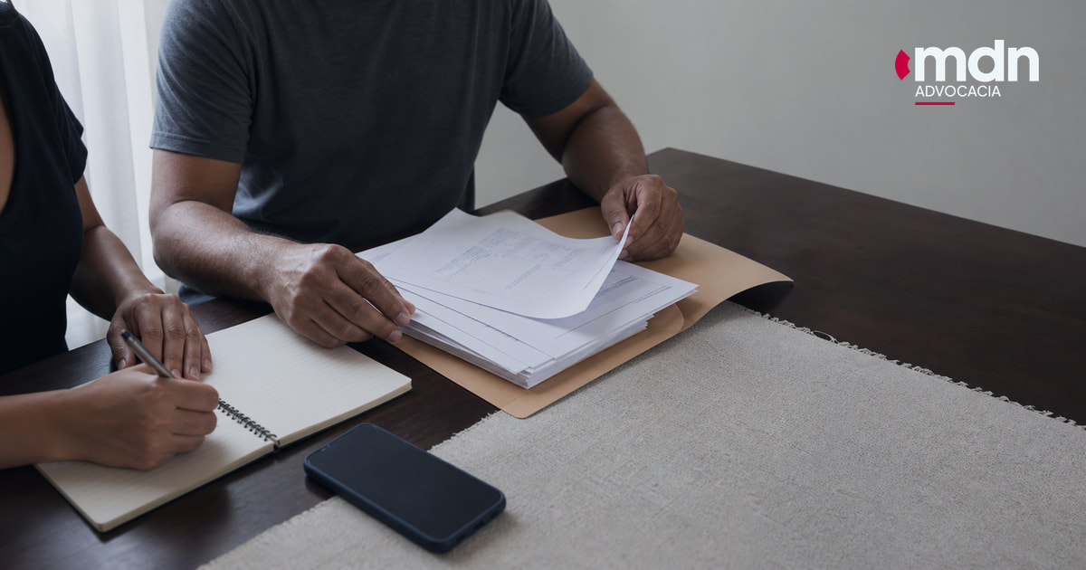 Familiar organiza documentos após um acidente de trabalho fatal