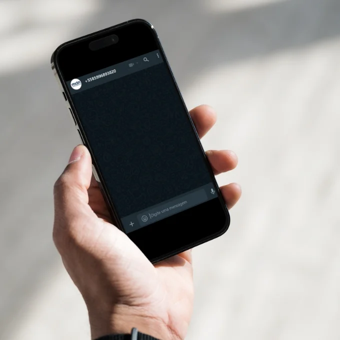 Pessoa segurando celular mostrando como tirar print de WhatsApp para provar Acidente de Trabalho