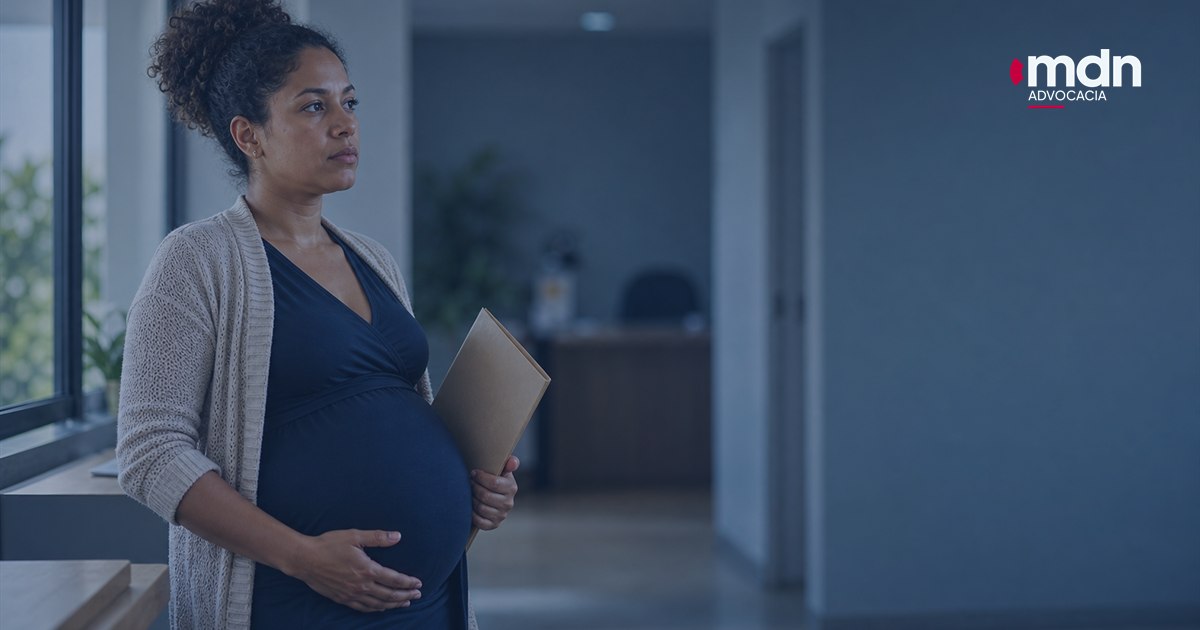 Imagem destacada - Estabilidade gestante: quando começa, termina e quem tem direito Mulher gestante analisando documentos de trabalho sobre estabilidade gestante.