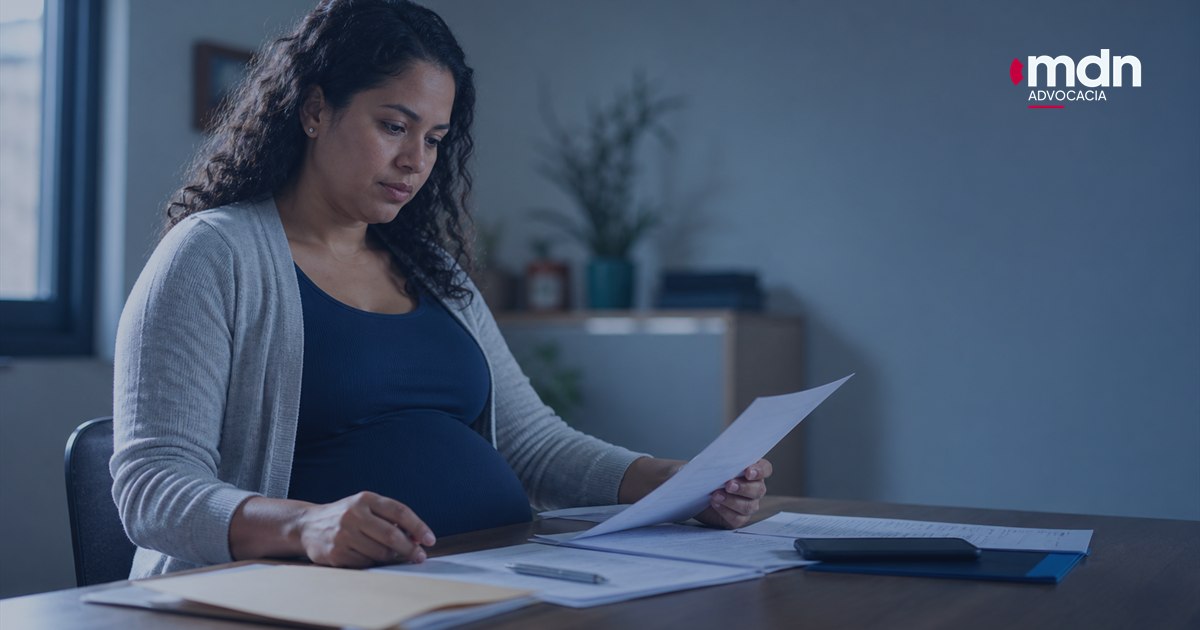 Imagem destacada - Fui demitida grávida quanto devo receber? Mulher grávida analisando documentos para entender quanto pode receber após demissão.