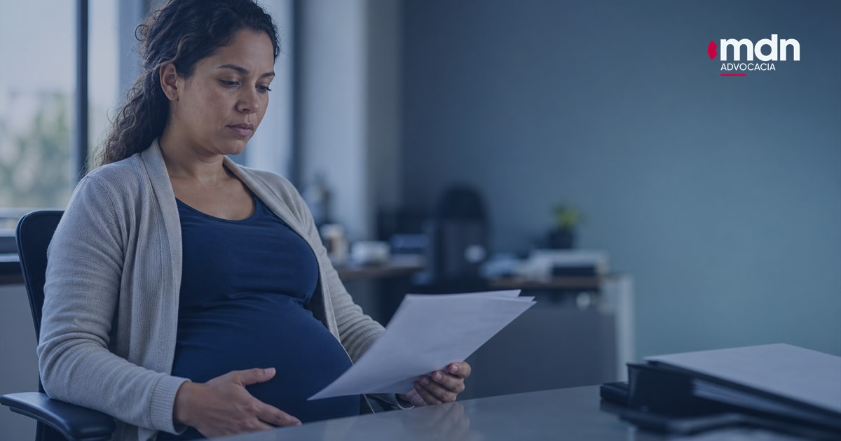 Mulher grávida em ambiente profissional, representando dúvidas sobre demissão e estabilidade gestante.