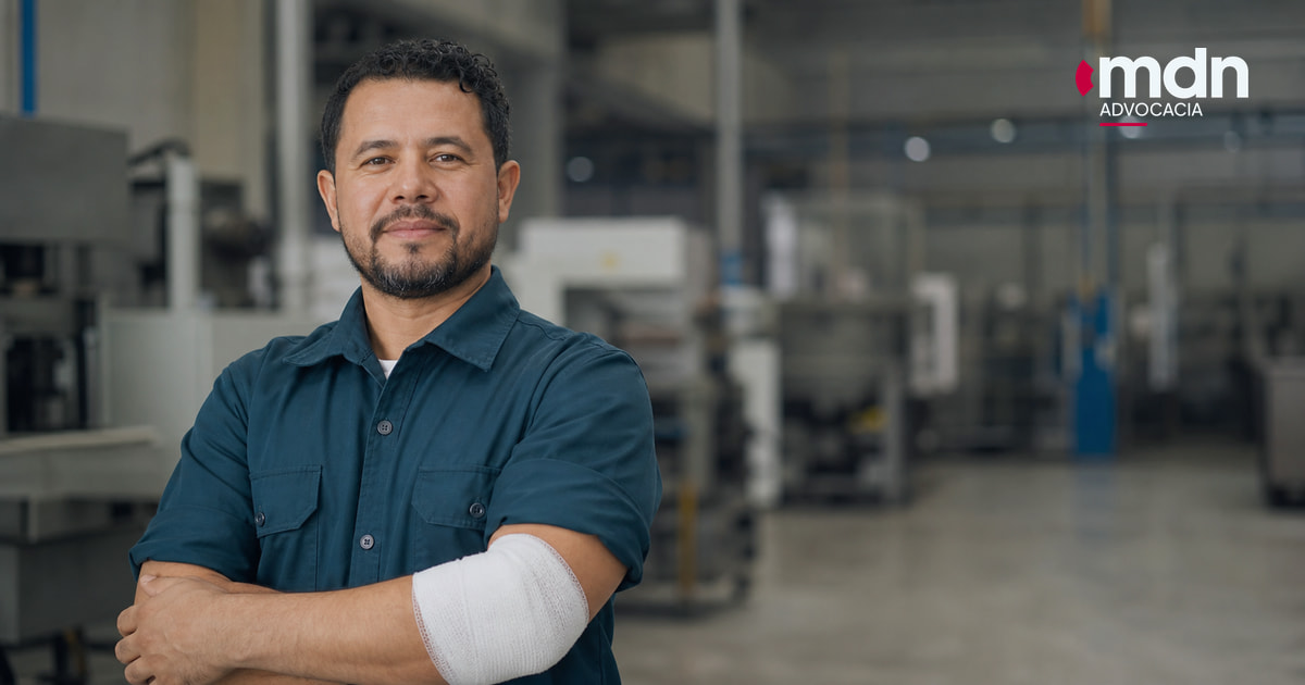 Trabalhador com o antebraço protegido após sofrer queimadura no trabalho