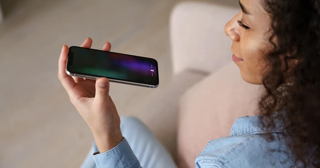 MULHER GRAVANDO VOZ PELO CELULAR