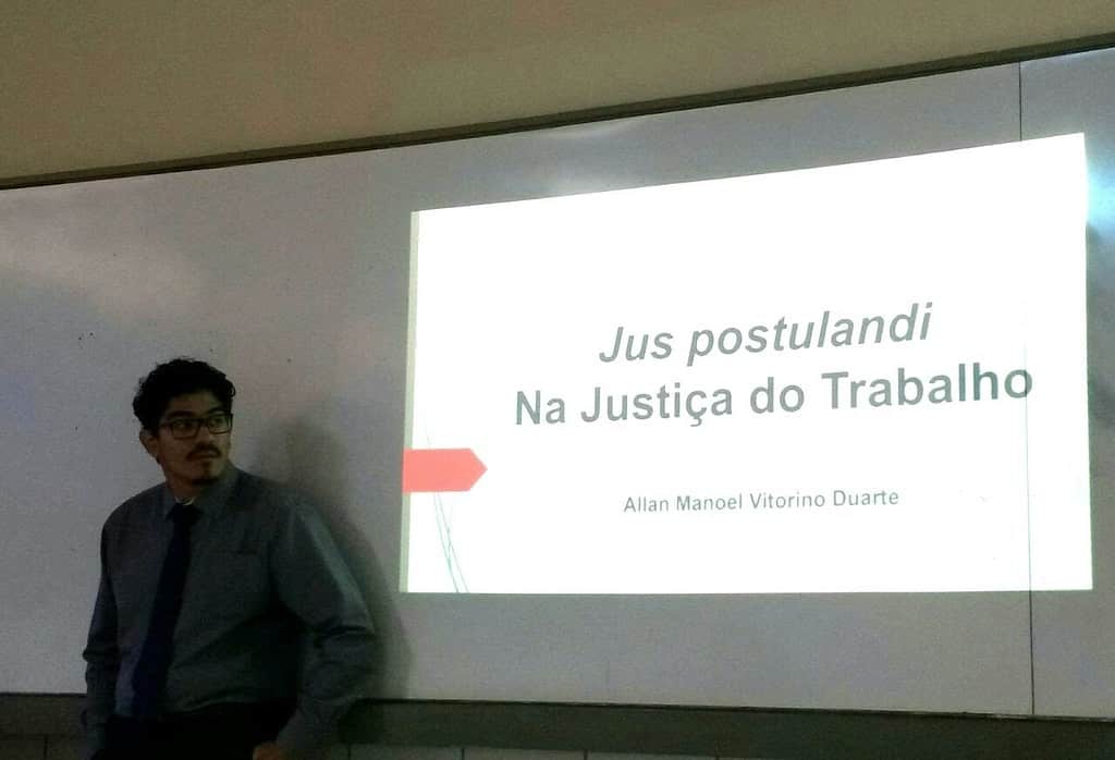 Allan-Manoel-apresentando-TCC-advogado trabalhista em fortaleza