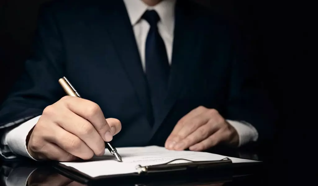 Advogado escrevendo contrato